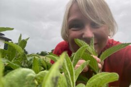 Kräuter für Konzentration: Anita Arneitz mit Minze