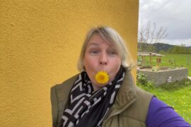 Anita Arneitz mit Löwenzahn