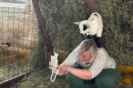 Anita Arneitz und Zwergziege Snoopy beim Selfie machen