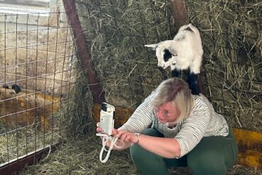Anita Arneitz und Zwergziege Snoopy beim Selfie machen