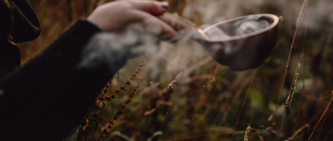 Hausräucherung: So reinigst du deine Räume von alter Energie (5/7)