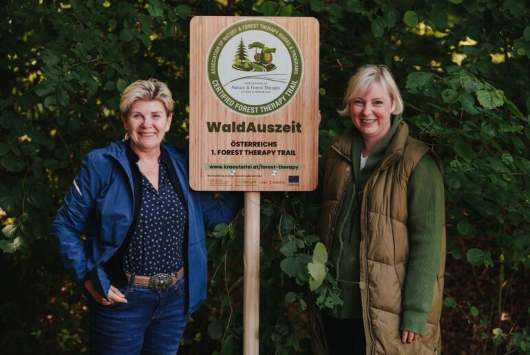 Forest Therapy Trail Wörthersee mit Schild von ITEK