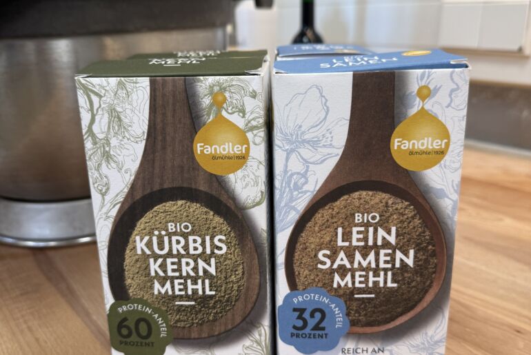 Presskuchen-Mehle von der Ölmühle Fandler in der Backstube