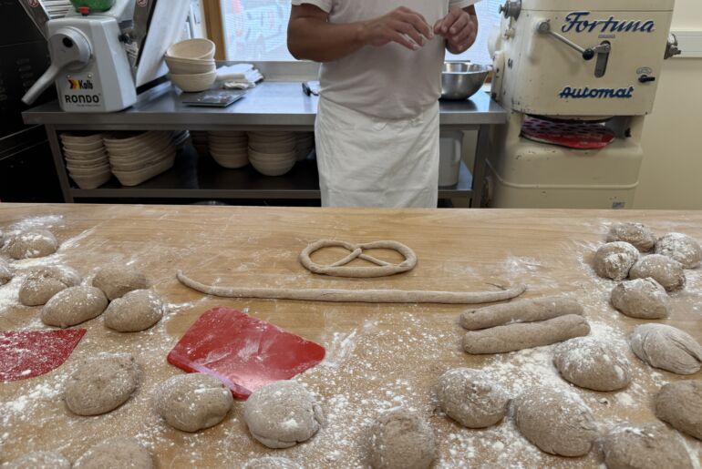 ●Bäckermeister beim Formen des Teigs: Brotback-Workshop Pöllauer Tal