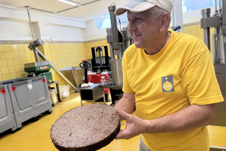Produktion von Leinsamenöl in der Ölmühle Fandler in Pöllau