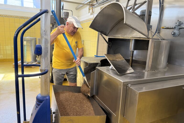 Produktion von Leinsamenöl in der Ölmühle Fandler in Pöllau