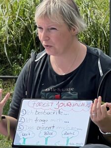 Anita Arneitz beim Forest Journaling Workshop