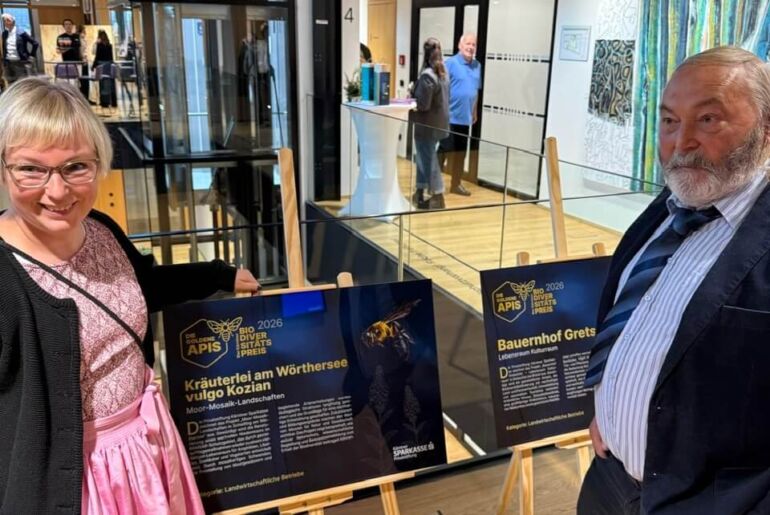 Team der Kräuterlei am Wörthersee mit der Trophäe der Goldenen APIS 2026 auf der Bühne, Kärntner Biodiversitätspreis