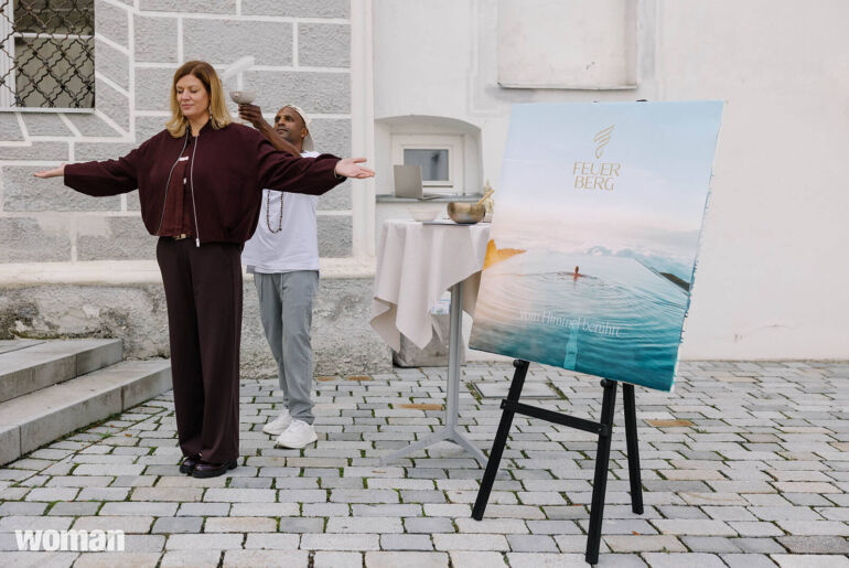 Woman Kunst in Balance Stift Ossiach