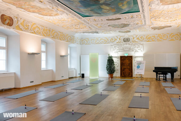 Woman Kunst in Balance Stift Ossiach