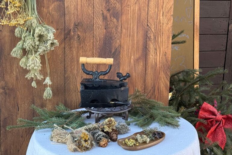 Wacholder, Beifuß und Fichtenharz auf einem Holztisch, heimische Räucherkräuter aus Kärnten