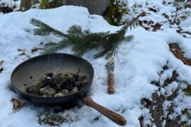 Räucherschale mit glimmendem Fichtenharz, Räuchern im Advent am Wörthersee