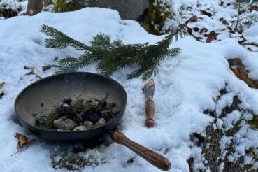 Räucherschale mit glimmendem Fichtenharz, Räuchern im Advent am Wörthersee